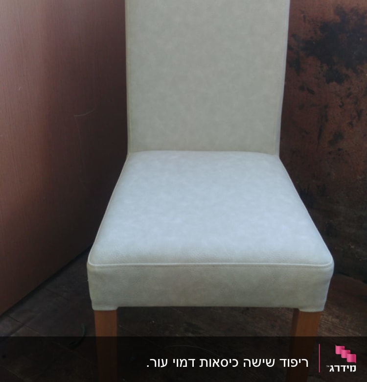כיסא מרופד בבד בהיר עם רגלי עץ